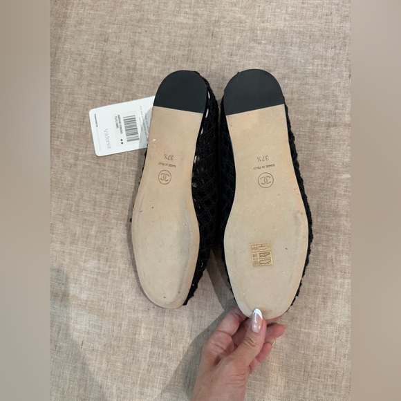 New with box CHANEL Black Crochet Loafers with Heart interlocking, size 37,5 - Picture 9 of 16